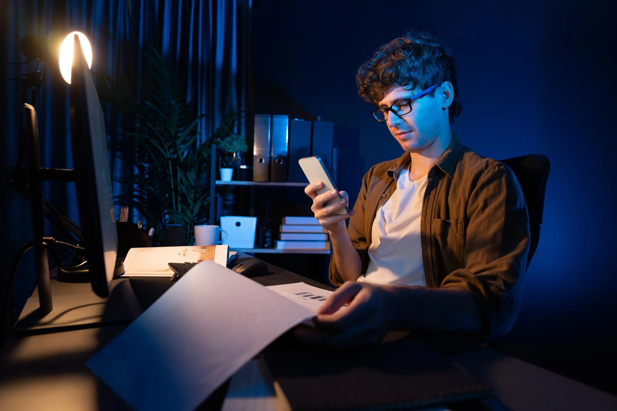 businessman-working-on-laptop-at-night-samarthana-image