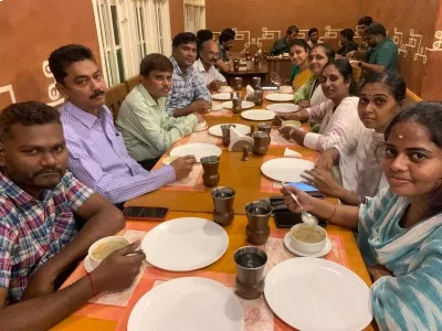 employees-sharing-lunch-together-samarthana