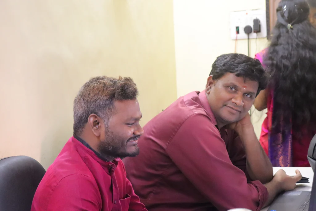 employees-discussing-at-table-samarthana