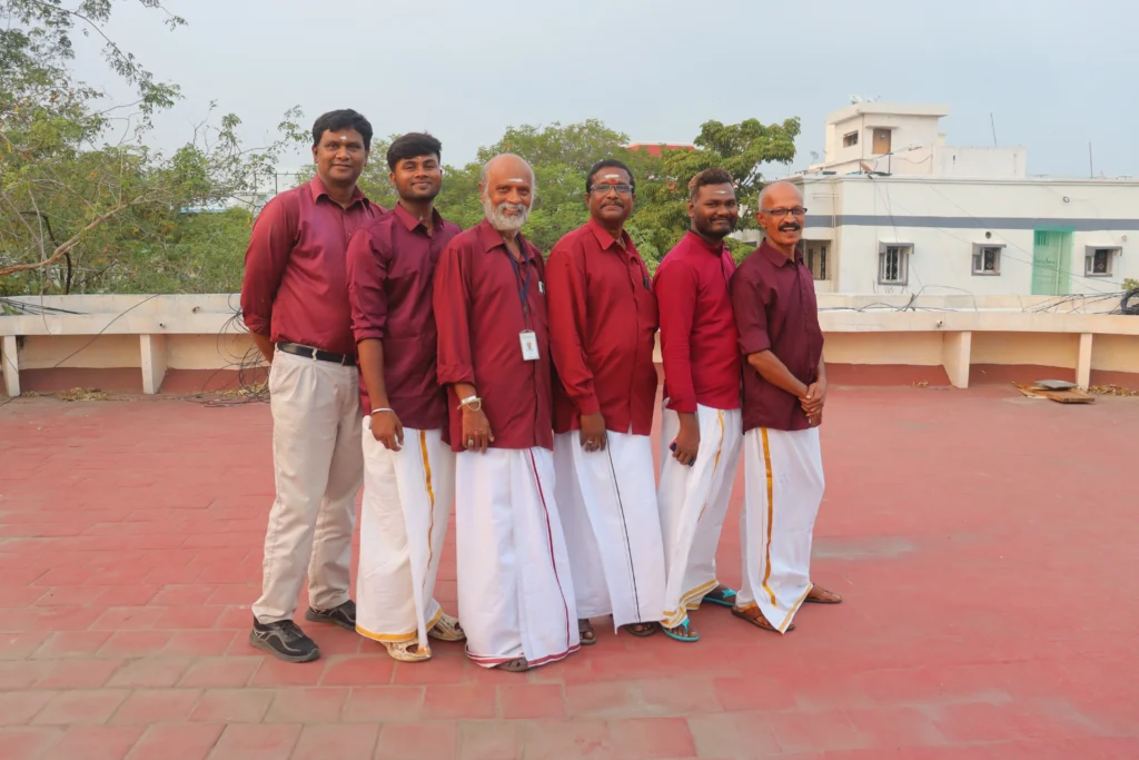 employees-standing-in-office-ground-samarthana