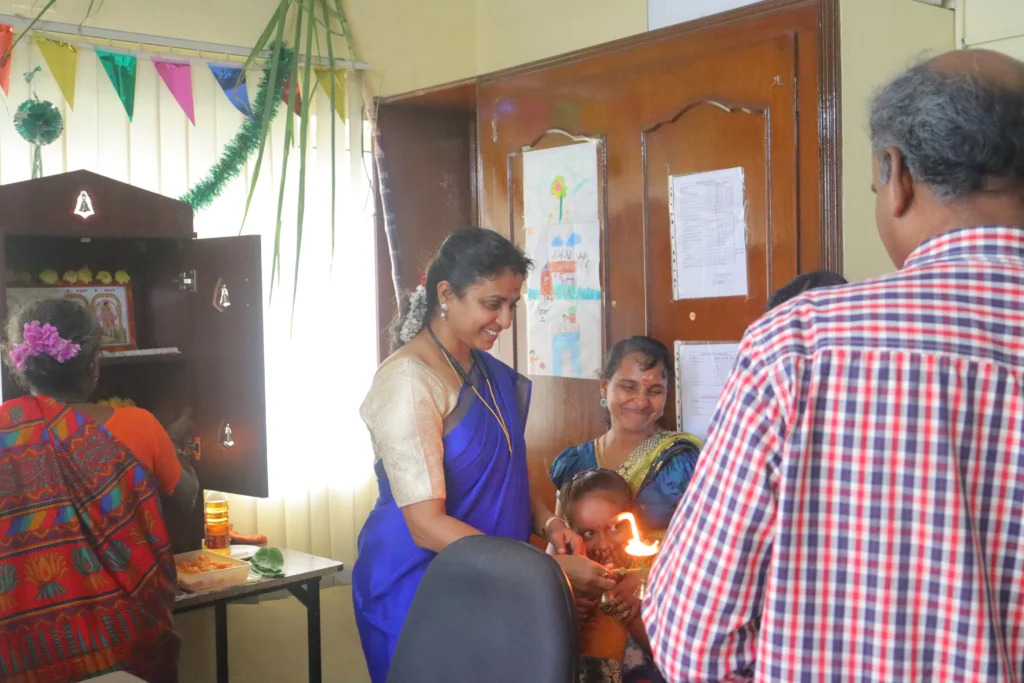 colleagues-decorating-workplace-samarthana