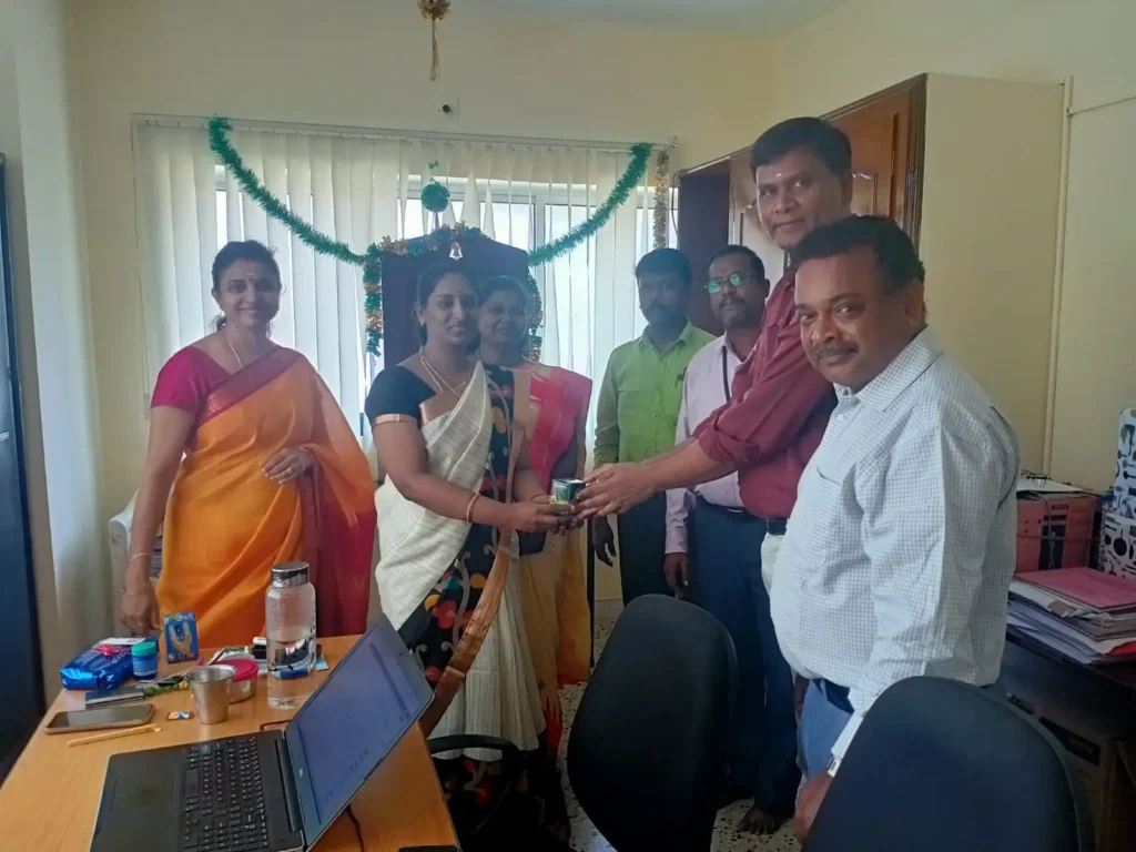 colleagues-celebrating-anniversary-with-gift-samarthana