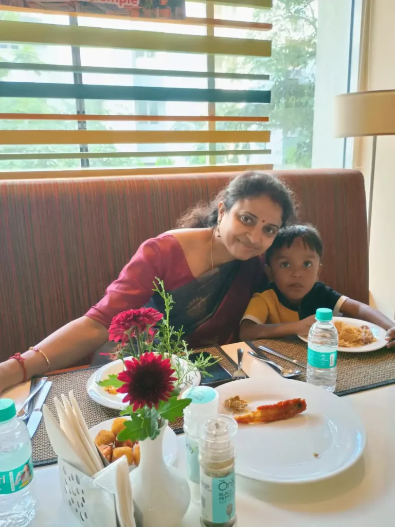 employees-sharing-meal-together-samarthana