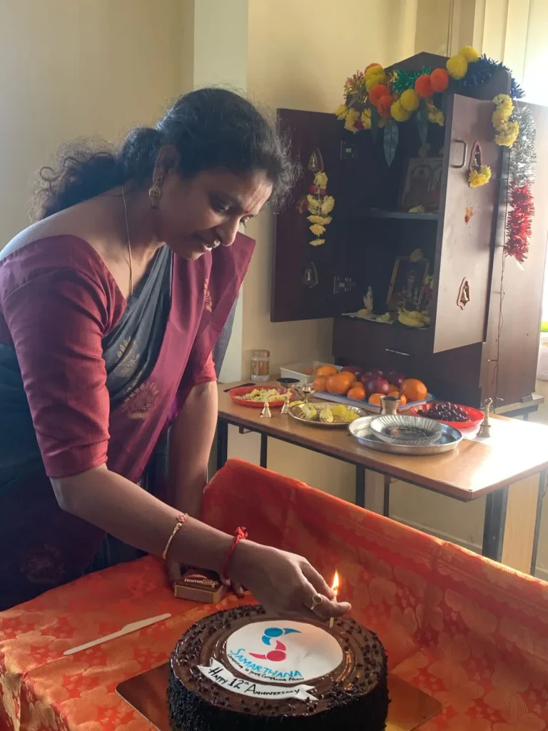 employee-serving-festive-food-samarthana