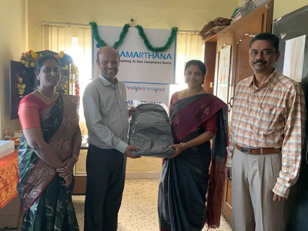 employees-presenting-award-to-colleague-samarthana