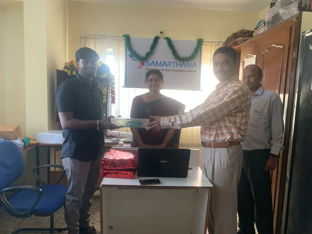 employees-receiving-appreciation-gifts-samarthana