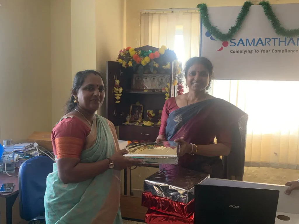colleague-presenting-memento-samarthana