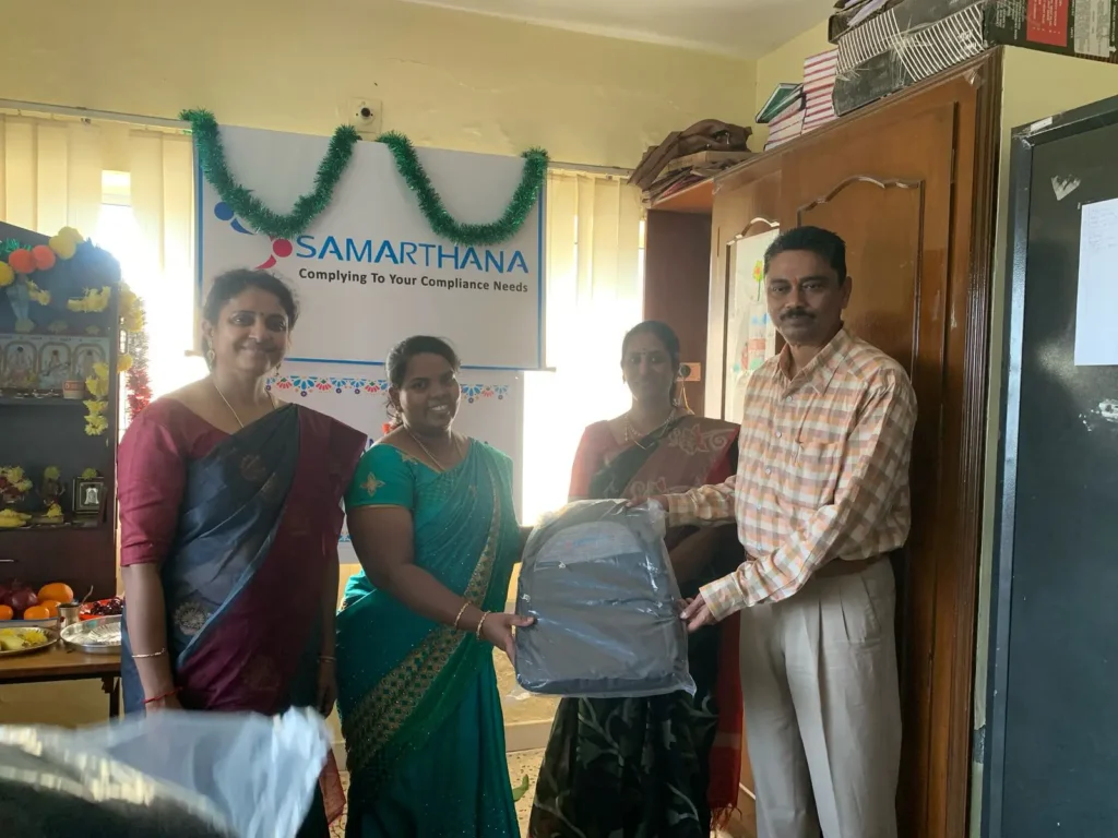 employees-posing-with-award-samarthana