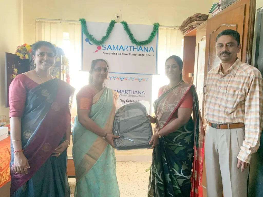 colleagues-holding-award-samarthana