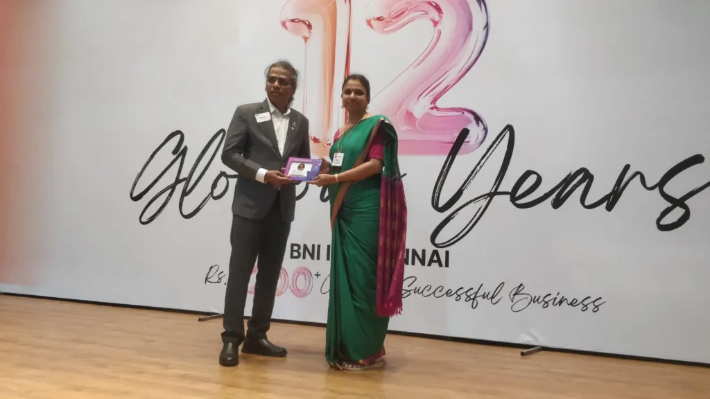 colleagues-receiving-years-of-service-award-samarthana