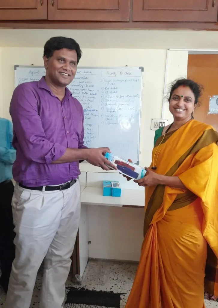 employee-receiving-award-from-colleague-samarthana