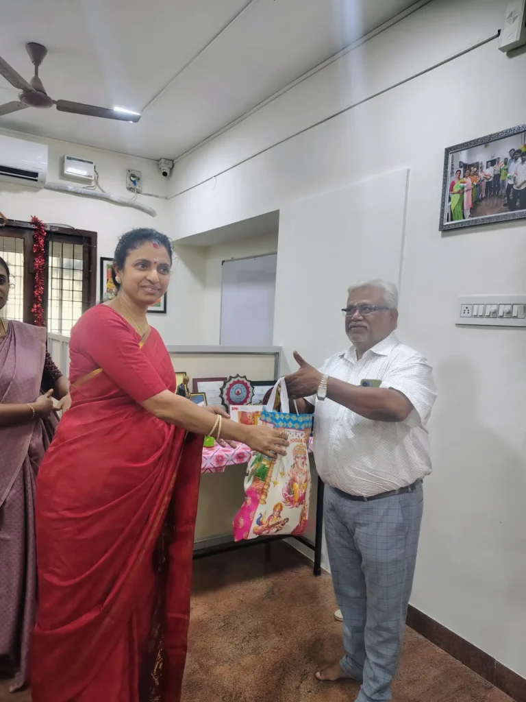 colleague-presenting-gift-to-staff-samarthana