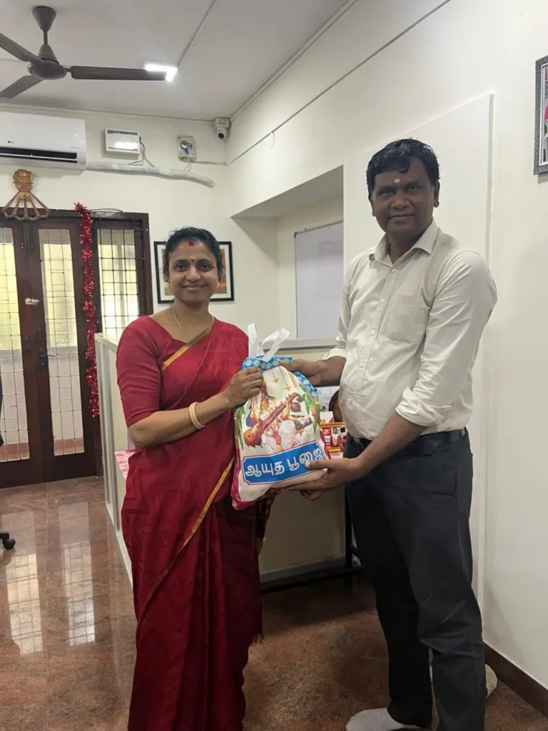 employee-receiving-gift-from-colleague-samarthana