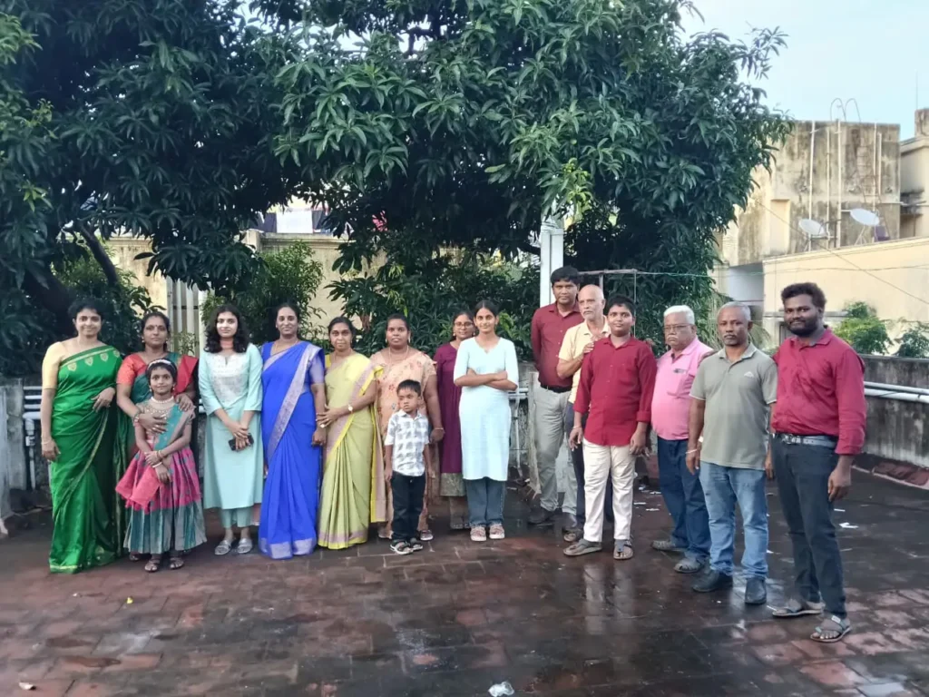 employees-group-photo-in-garden-samarthana