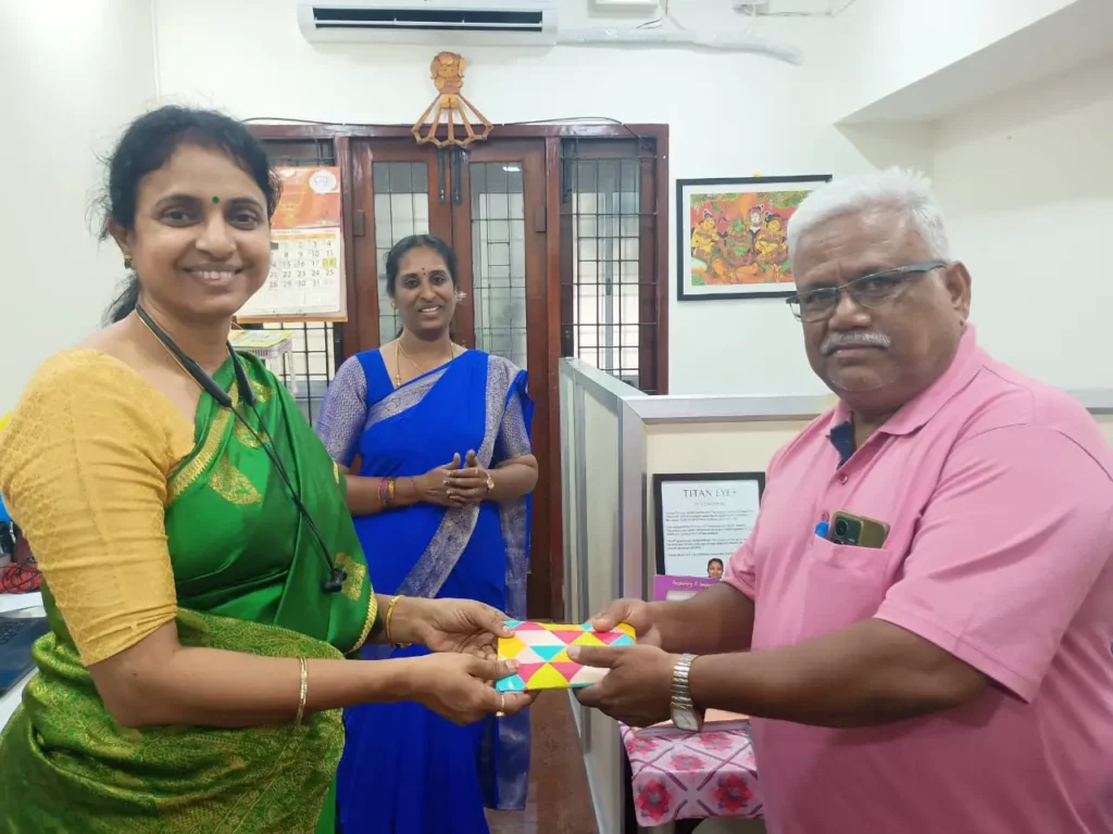 woman-presenting-gift-to-colleague-samarthana