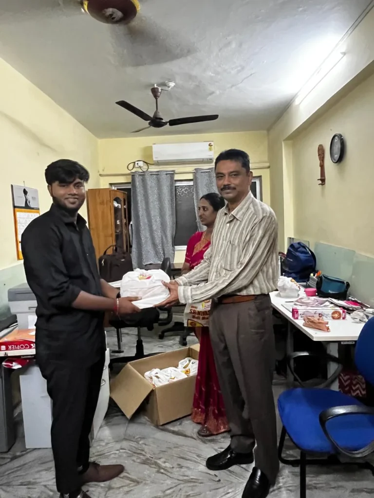 employee-meeting-at-workstation-samarthana