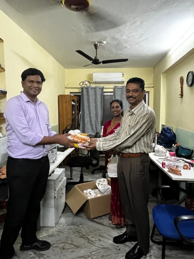 colleagues-presenting-memento-samarthana