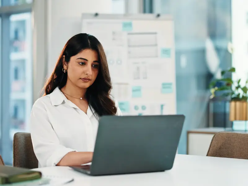 hr-executive-working-on-laptop-samarthana-image