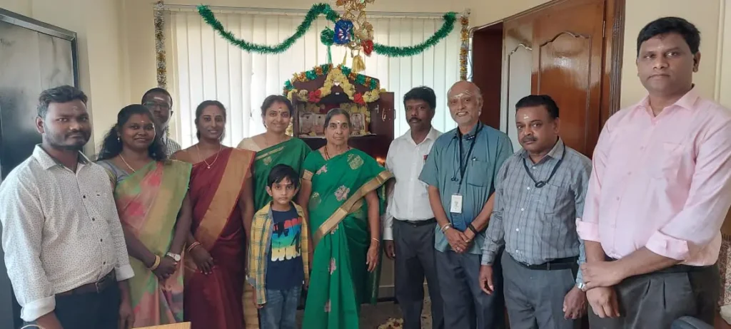 colleagues-posing-together-at-lunch-samarthana