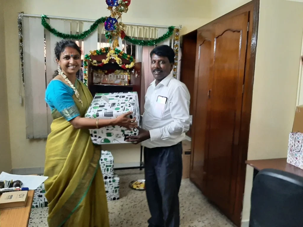 colleagues-presenting-gift-to-team-member-samarthana