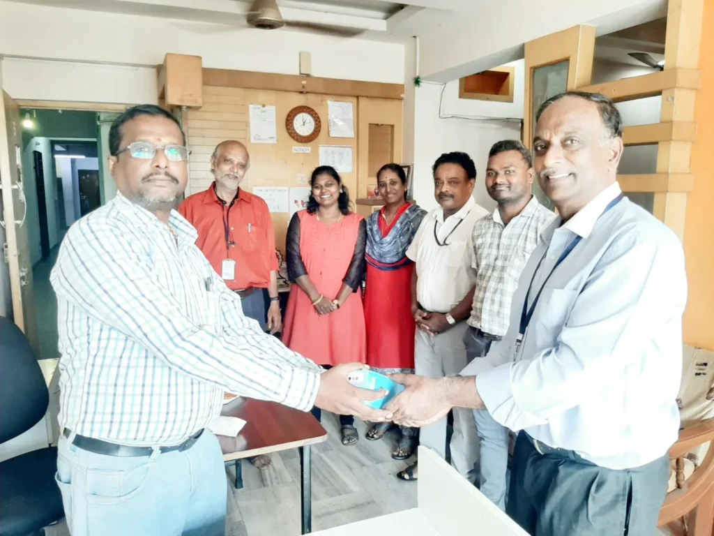 group-exchanging-gift-in-office-samarthana