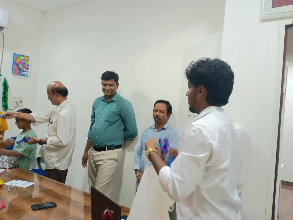 colleagues-talking-in-office-samarthana