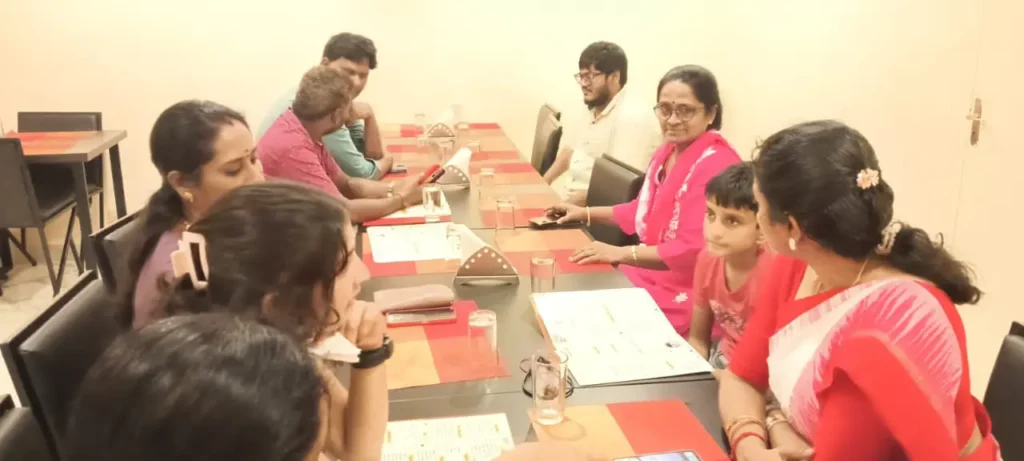 employees-having-lunch-together-samarthana