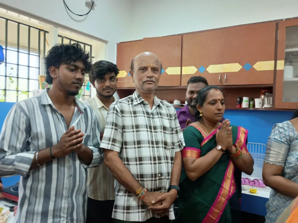 staff-members-receiving-festival-gifts-samarthana