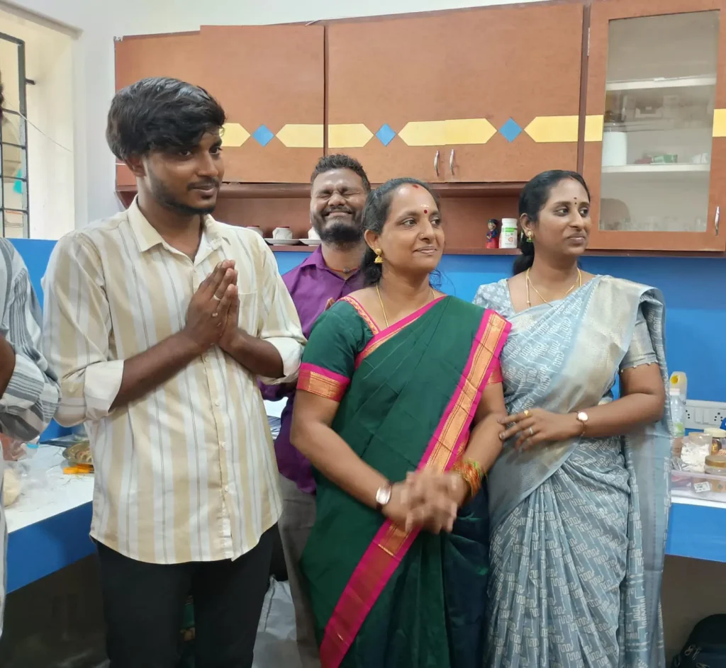 employee-presenting-gift-to-colleague-samarthana